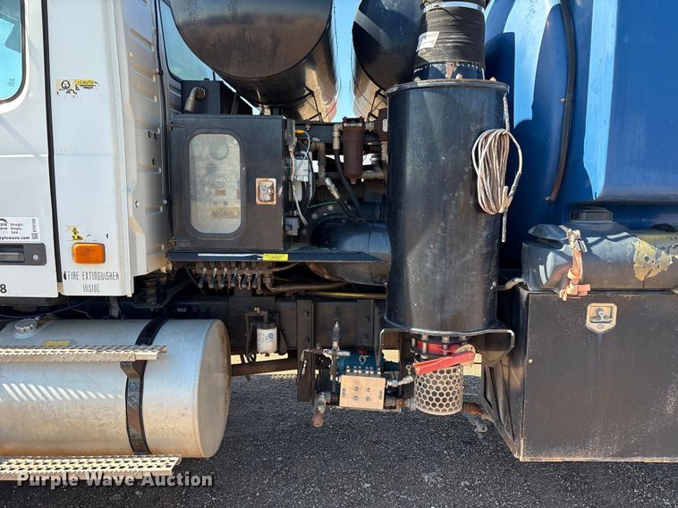 image for item EF6100 2007 Volvo VHD hydrovac truck