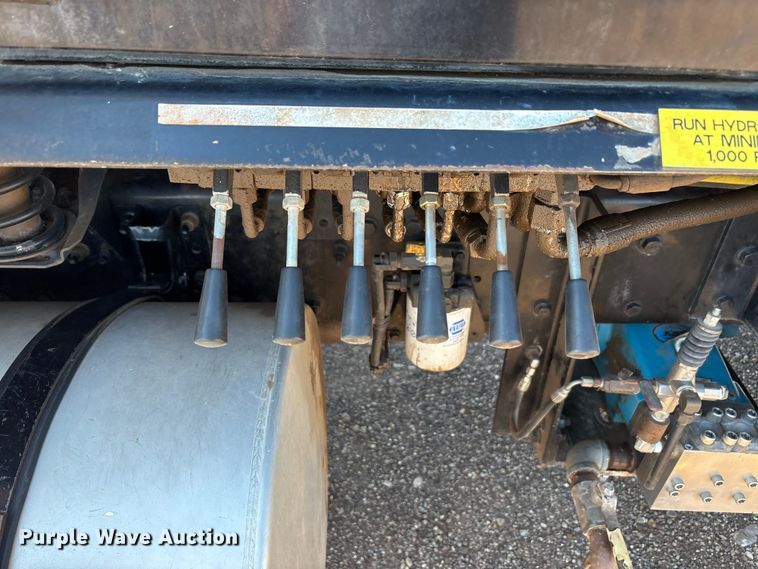 image for item EF6100 2007 Volvo VHD hydrovac truck