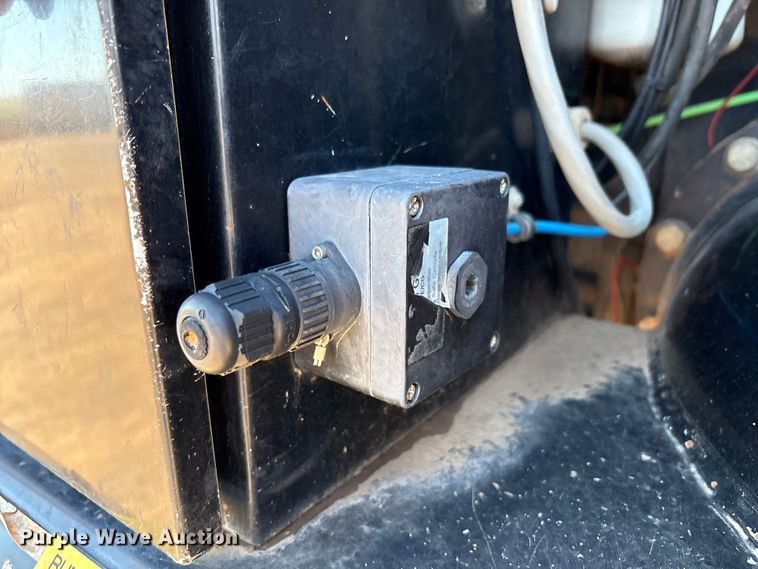 image for item EF6100 2007 Volvo VHD hydrovac truck