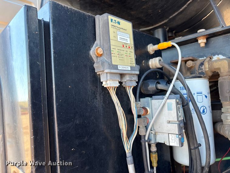 image for item EF6100 2007 Volvo VHD hydrovac truck