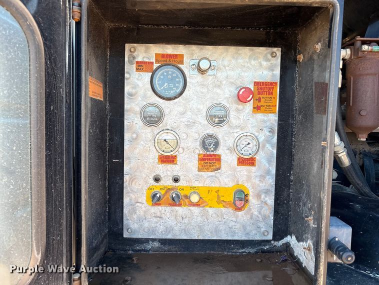 image for item EF6100 2007 Volvo VHD hydrovac truck