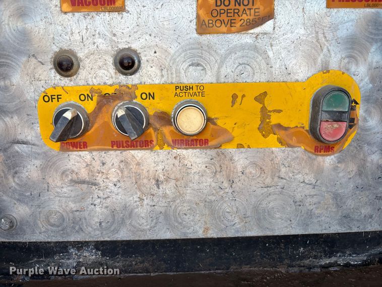 image for item EF6100 2007 Volvo VHD hydrovac truck