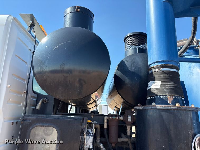 image for item EF6100 2007 Volvo VHD hydrovac truck