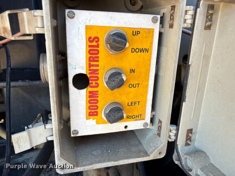 image for item EF6100 2007 Volvo VHD hydrovac truck