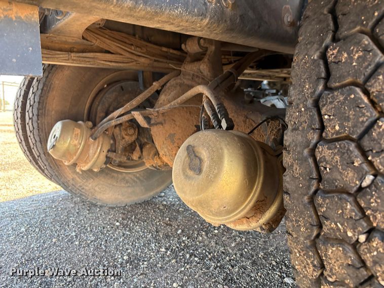 image for item EF6100 2007 Volvo VHD hydrovac truck