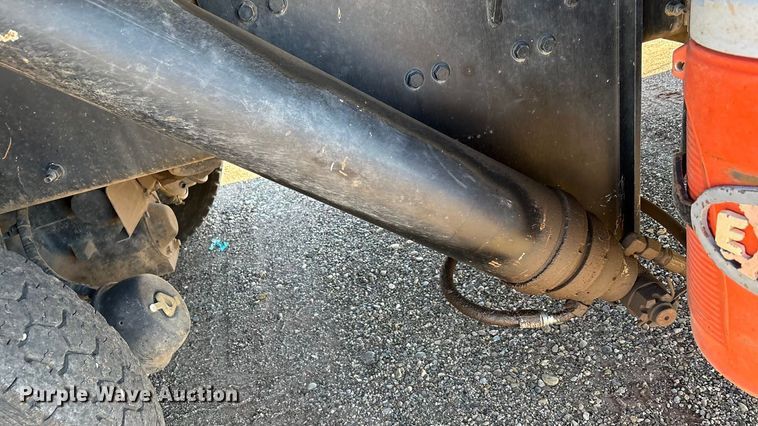 image for item EF6100 2007 Volvo VHD hydrovac truck