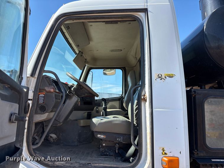 image for item EF6100 2007 Volvo VHD hydrovac truck