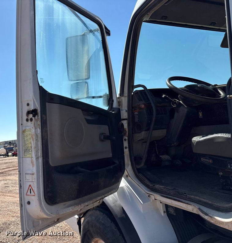 image for item EF6100 2007 Volvo VHD hydrovac truck