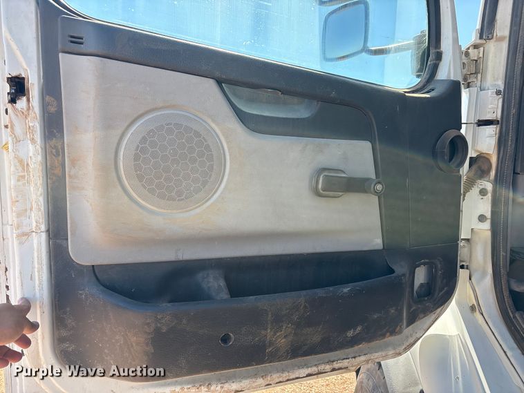 image for item EF6100 2007 Volvo VHD hydrovac truck