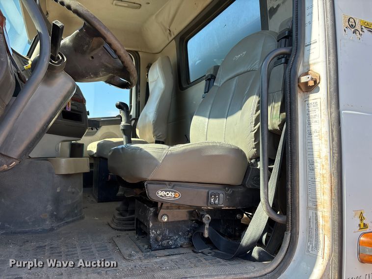 image for item EF6100 2007 Volvo VHD hydrovac truck