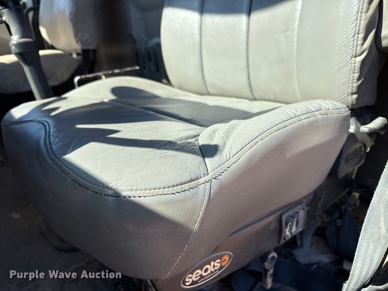 image for item EF6100 2007 Volvo VHD hydrovac truck