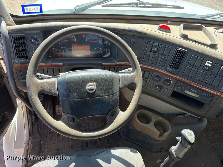 image for item EF6100 2007 Volvo VHD hydrovac truck