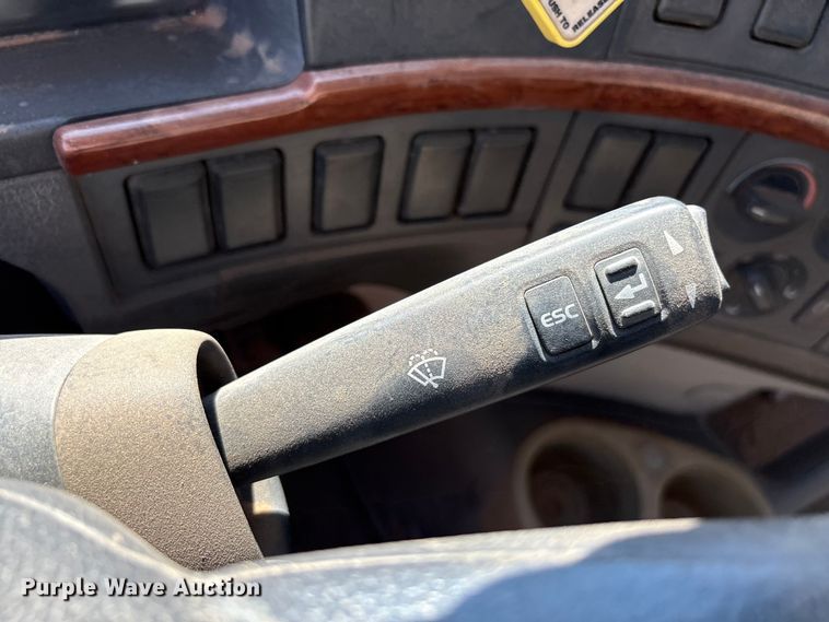 image for item EF6100 2007 Volvo VHD hydrovac truck