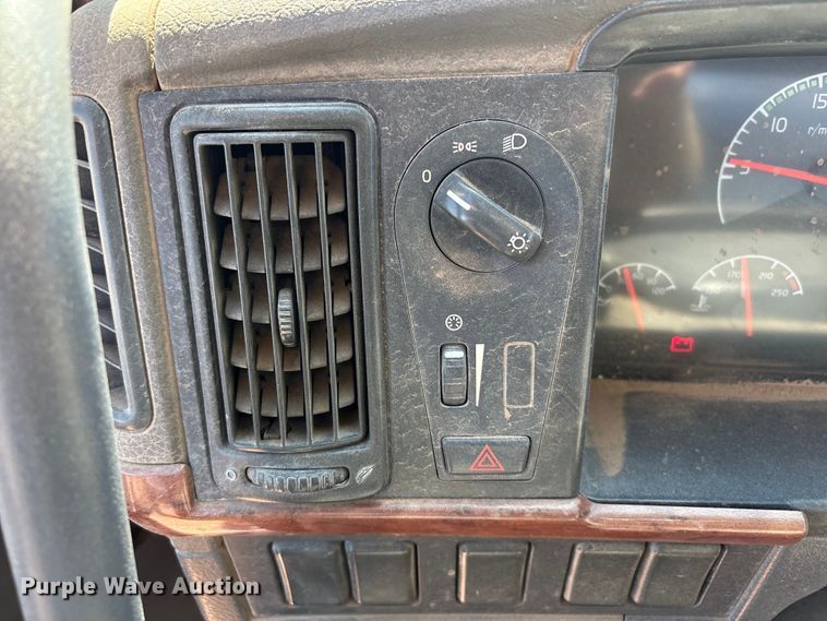 image for item EF6100 2007 Volvo VHD hydrovac truck