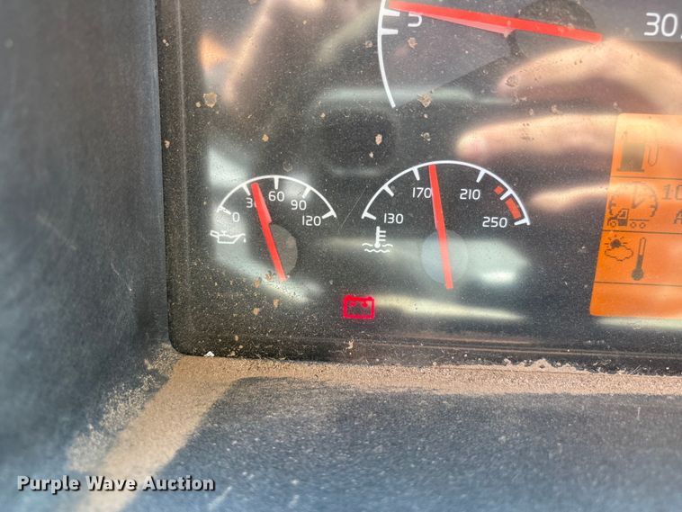 image for item EF6100 2007 Volvo VHD hydrovac truck