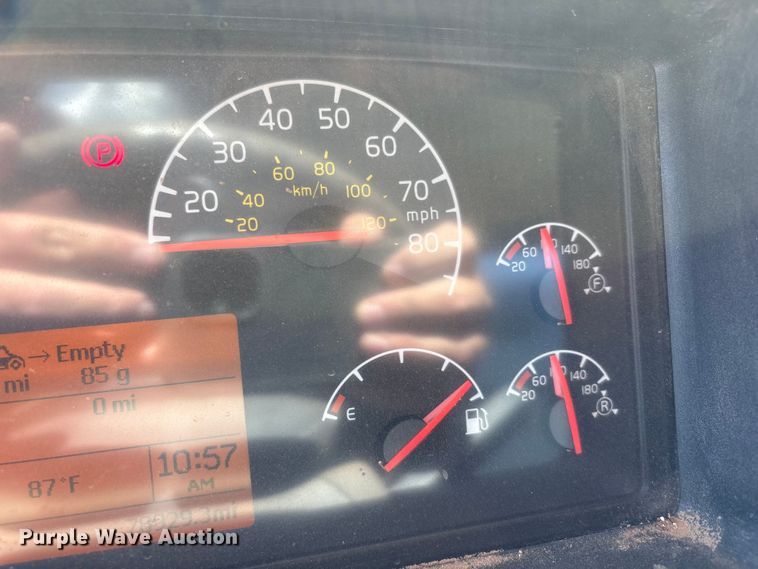 image for item EF6100 2007 Volvo VHD hydrovac truck