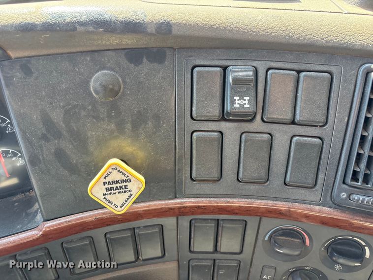 image for item EF6100 2007 Volvo VHD hydrovac truck