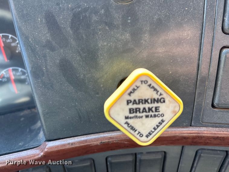 image for item EF6100 2007 Volvo VHD hydrovac truck