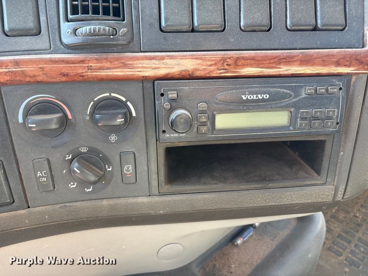 image for item EF6100 2007 Volvo VHD hydrovac truck