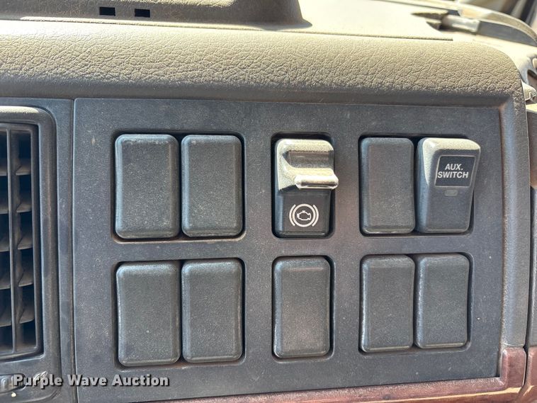 image for item EF6100 2007 Volvo VHD hydrovac truck