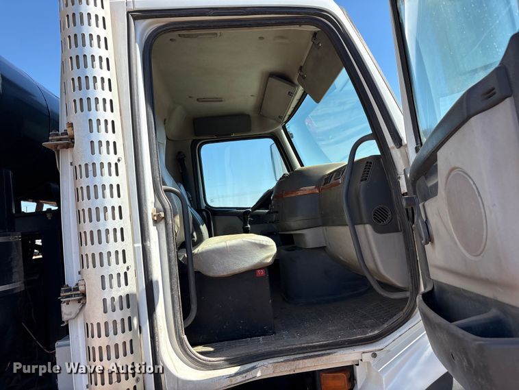 image for item EF6100 2007 Volvo VHD hydrovac truck