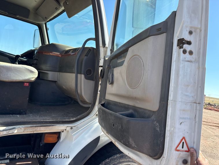 image for item EF6100 2007 Volvo VHD hydrovac truck