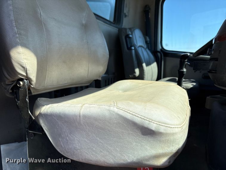 image for item EF6100 2007 Volvo VHD hydrovac truck