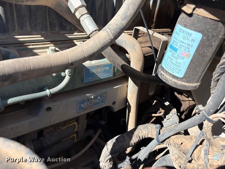 image for item EF6100 2007 Volvo VHD hydrovac truck