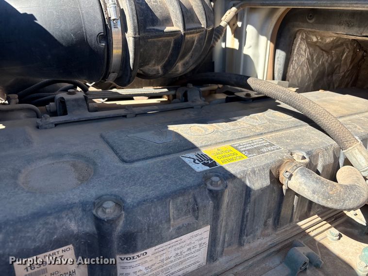 image for item EF6100 2007 Volvo VHD hydrovac truck