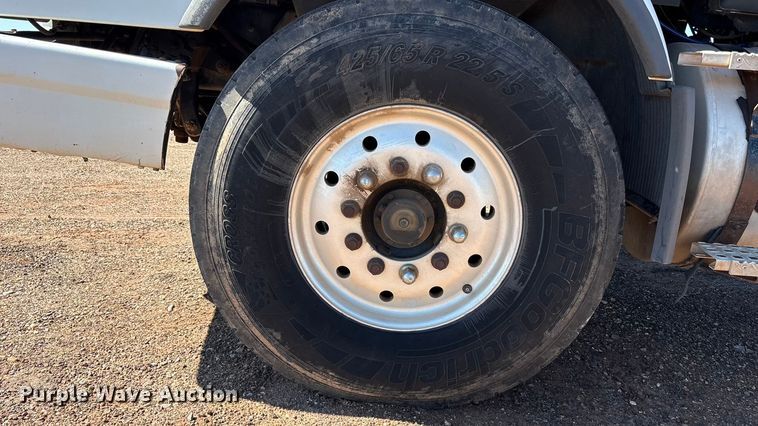 image for item EF6100 2007 Volvo VHD hydrovac truck