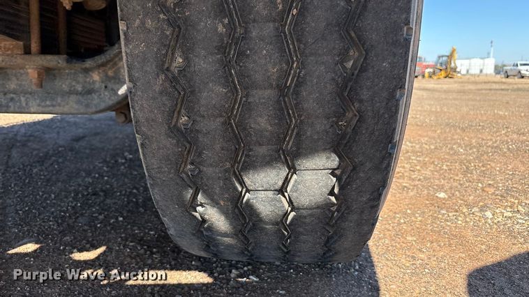 image for item EF6100 2007 Volvo VHD hydrovac truck