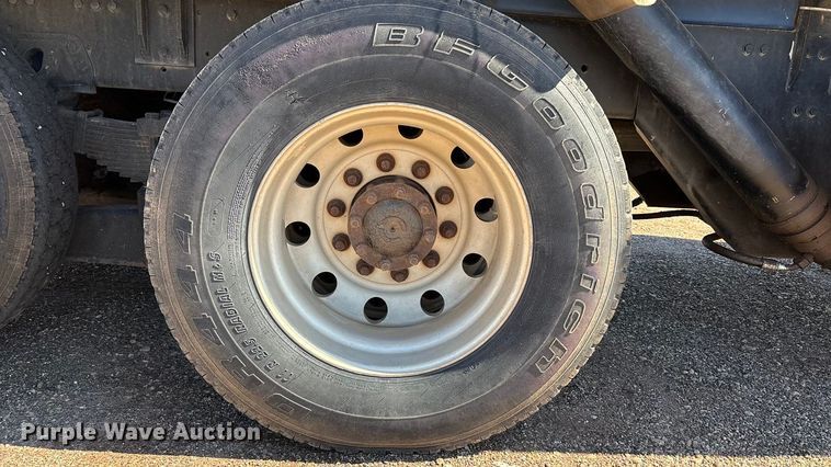 image for item EF6100 2007 Volvo VHD hydrovac truck