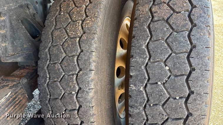 image for item EF6100 2007 Volvo VHD hydrovac truck