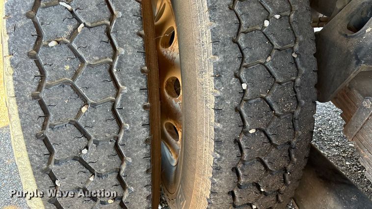 image for item EF6100 2007 Volvo VHD hydrovac truck