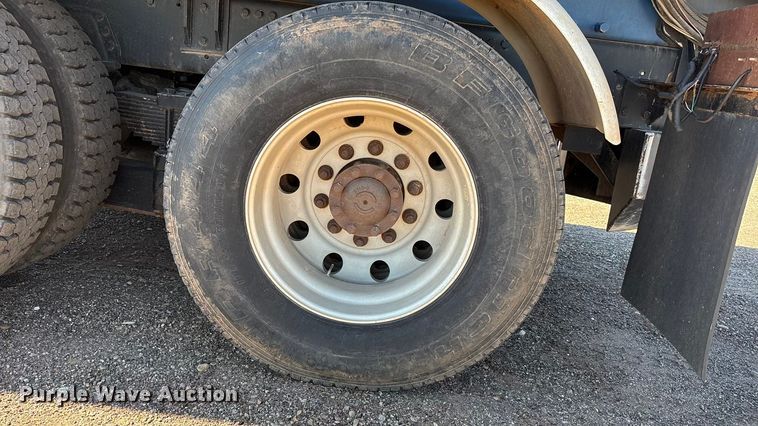 image for item EF6100 2007 Volvo VHD hydrovac truck