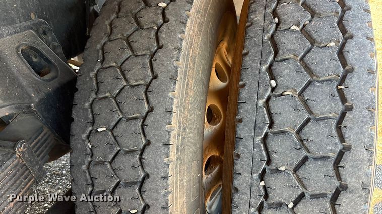 image for item EF6100 2007 Volvo VHD hydrovac truck