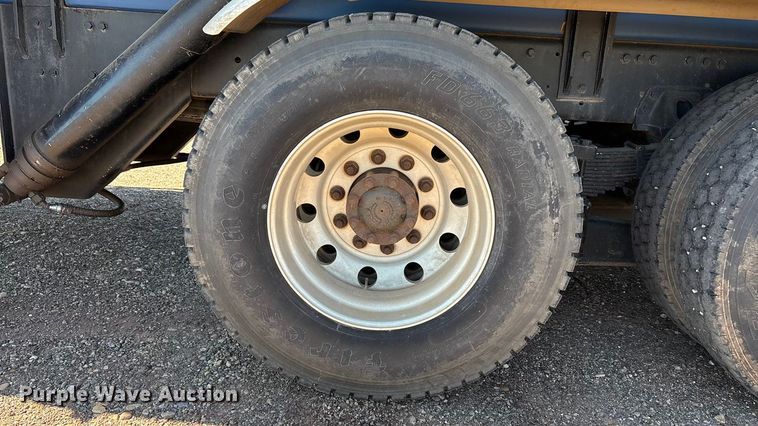 image for item EF6100 2007 Volvo VHD hydrovac truck