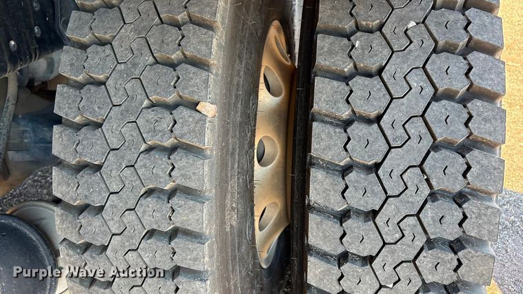 image for item EF6100 2007 Volvo VHD hydrovac truck