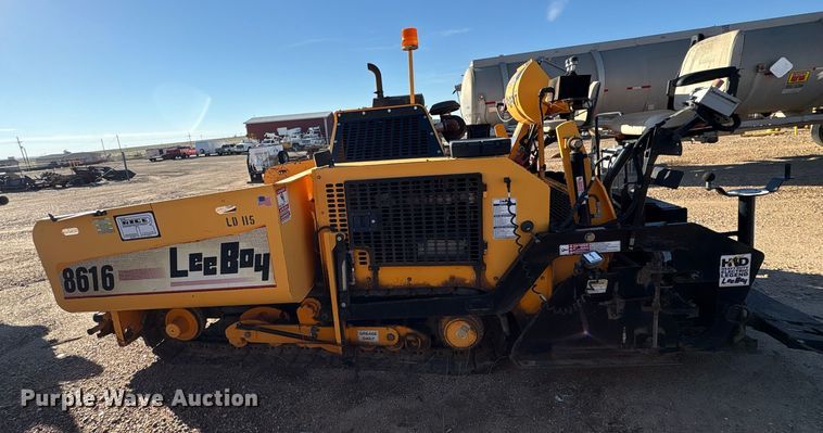 image for item EF6104 2013 Lee-Boy 8616 paver