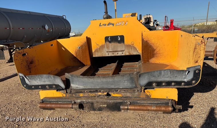 image for item EF6104 2013 Lee-Boy 8616 paver