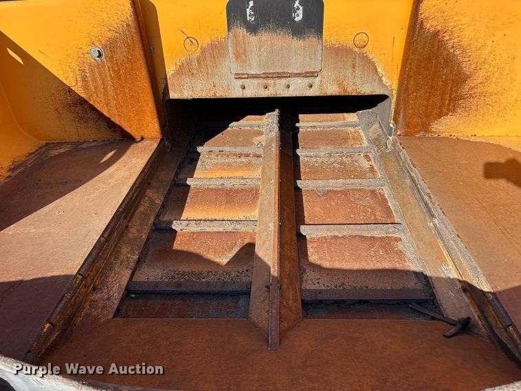 image for item EF6104 2013 Lee-Boy 8616 paver