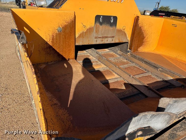 image for item EF6104 2013 Lee-Boy 8616 paver