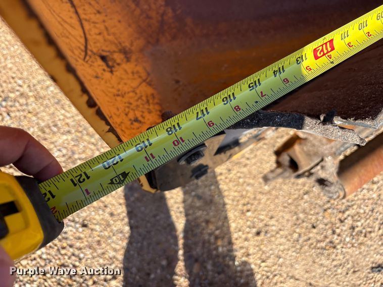 image for item EF6104 2013 Lee-Boy 8616 paver