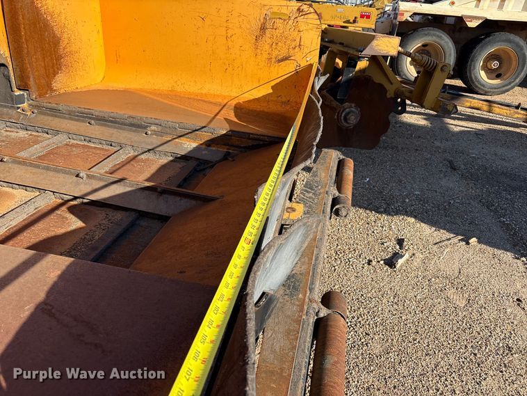 image for item EF6104 2013 Lee-Boy 8616 paver