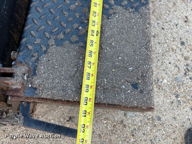 image for item EF6104 2013 Lee-Boy 8616 paver