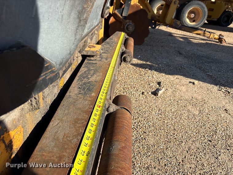 image for item EF6104 2013 Lee-Boy 8616 paver