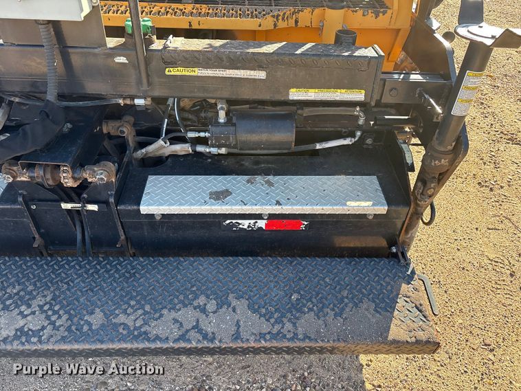 image for item EF6104 2013 Lee-Boy 8616 paver