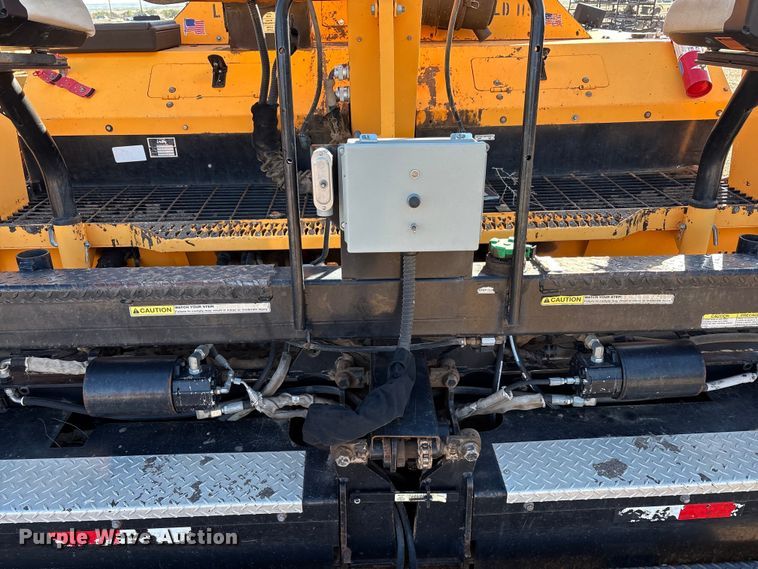 image for item EF6104 2013 Lee-Boy 8616 paver