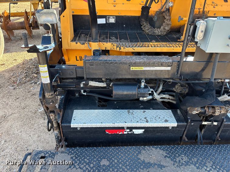 image for item EF6104 2013 Lee-Boy 8616 paver