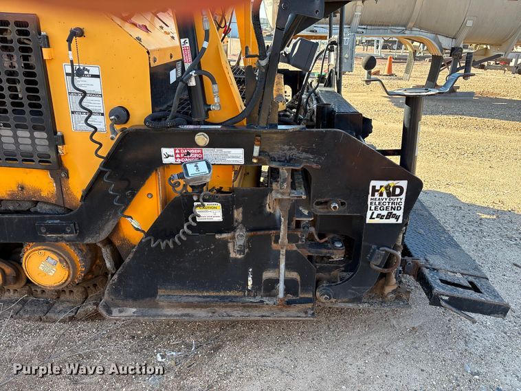 image for item EF6104 2013 Lee-Boy 8616 paver